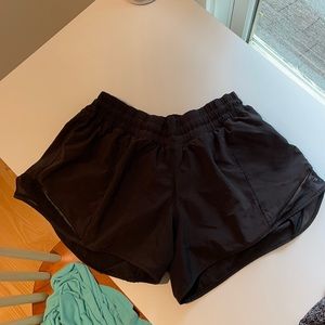 Lululemon hotty hot low rise 4’ short